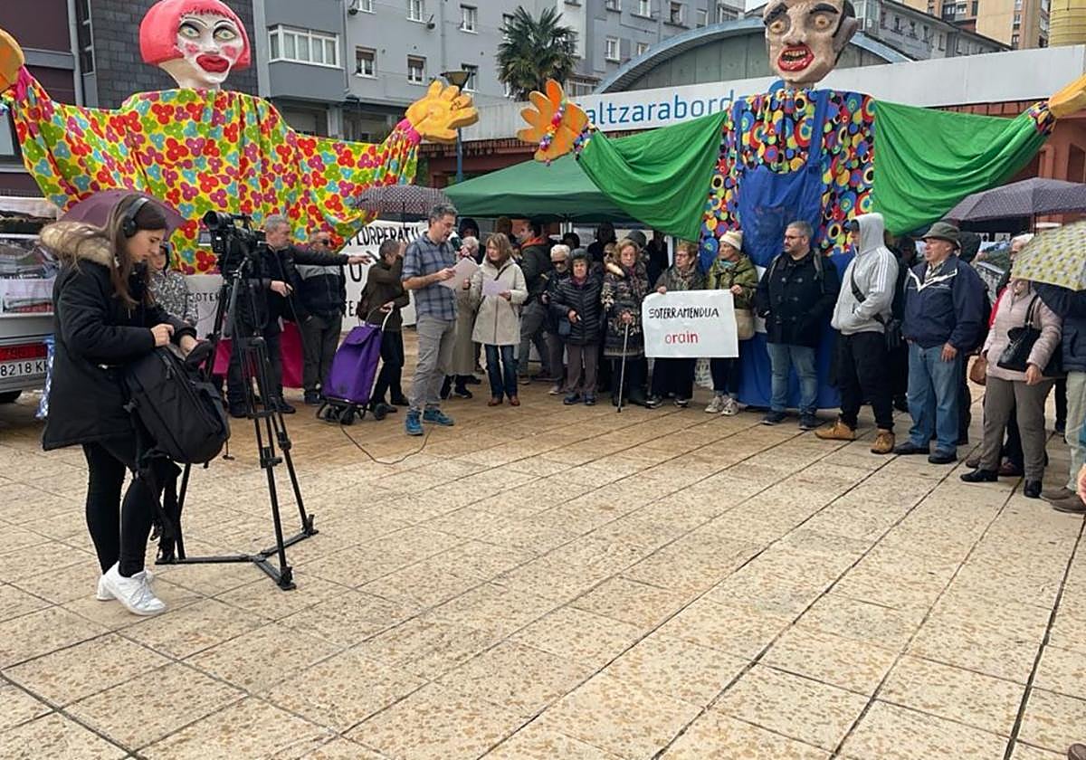 Numerosos vecinos se concentraron ayer frente a la estación del topo de Galtzaraborda.