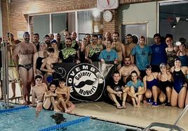 Los participantes de la iniciativa 100X1 € posan en la piscina del polideportivo municipal.