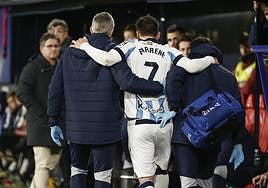 Ander Barrenetxea se retira del Sadar con ayuda de las asistencias médicas.