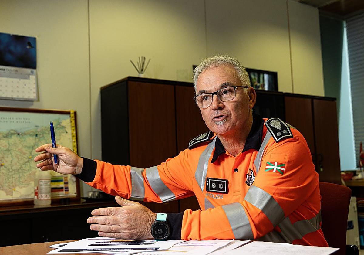 Juan Pablo Duarte, en su despacho de la comisaría de la Ertzaintza de Oiartzun.