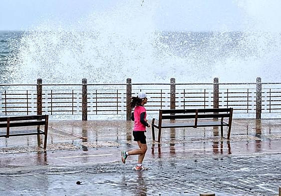 En noviembre ha dado tiempo para salir a correr con buena temperatura, sacar a relucir el paraguas y disfrutar del temporal de oleaje.