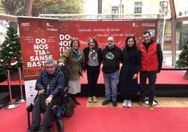 La concejala Marisol Garmendia, con asociaciones y ONG colaboradoras, este lunes en el iglú de la plaza del Urumea.