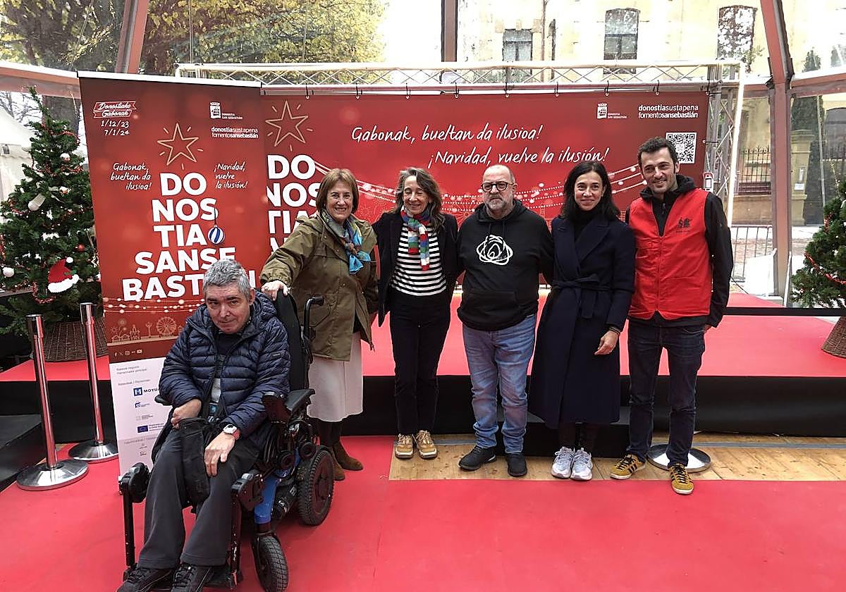 La concejala Marisol Garmendia, con asociaciones y ONG colaboradoras, este lunes en el iglú de la plaza del Urumea.