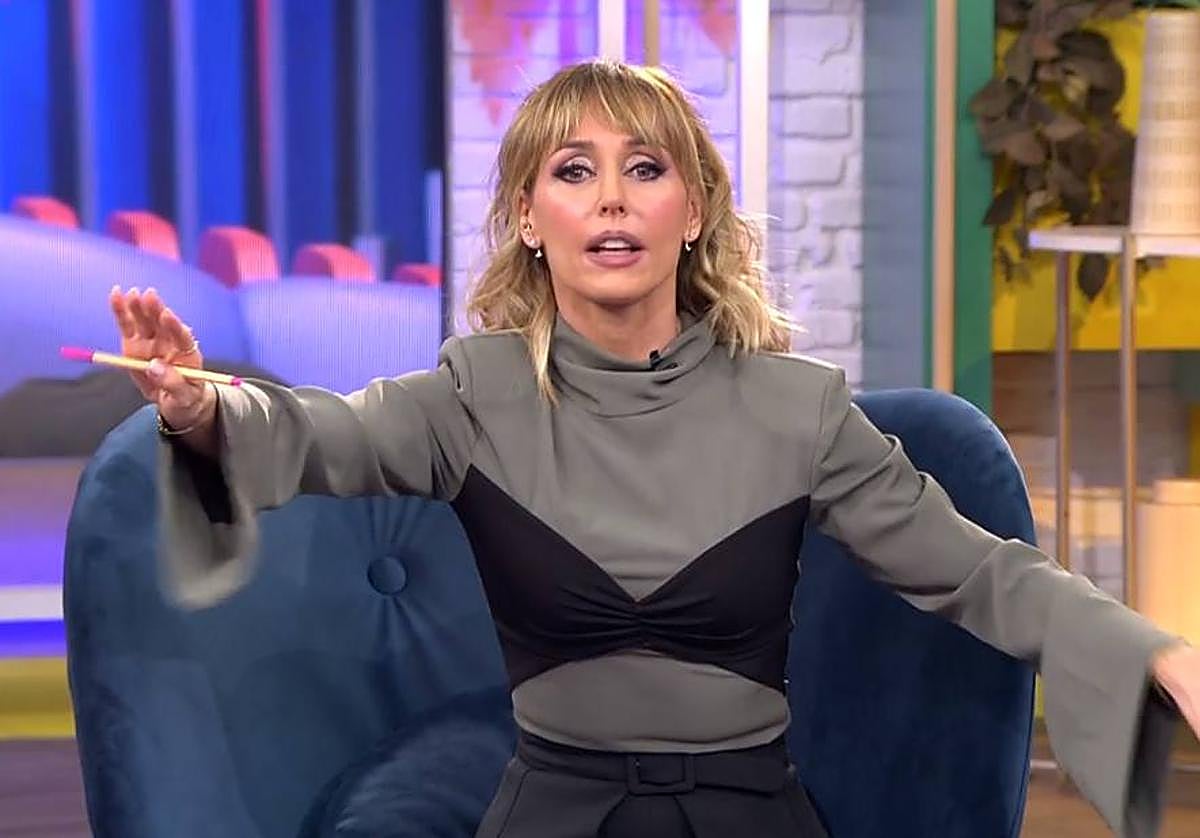 Emma García, en el momento que interrumpe 'Fiesta' para que el espectador sea atendido.