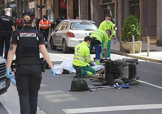 Sanitarios atienden a la víctima tras el atropello, con la silla de ruedas en primer término.