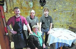 Romero e Iñaki, con sus herederos del restaurante Kirkilla.
