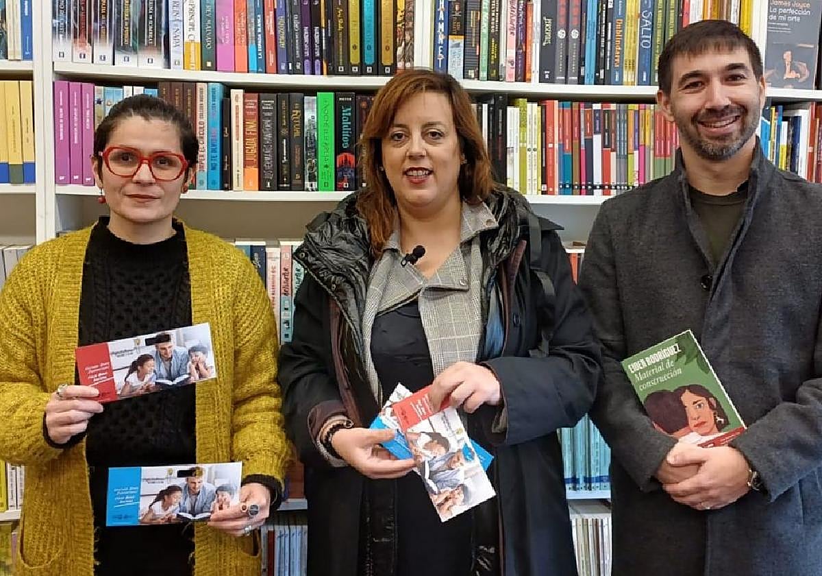Sihara Nuño, Goizane Álvarez e Isaac Palencia, en la presentación de los bonos de cultura en la librería Noski de Errenteria.