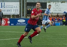 El atacante del Touring, Ignacio Bernal, en una acción del partido.