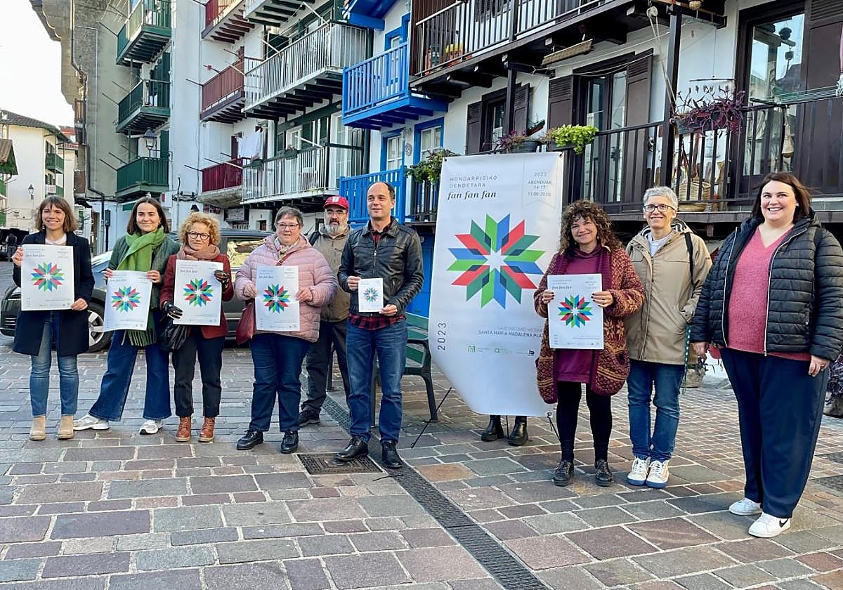 El alcalde, Igor Enparan, junto a varios de los comerciantes y artistas que estarán en el mercado de Navidad.