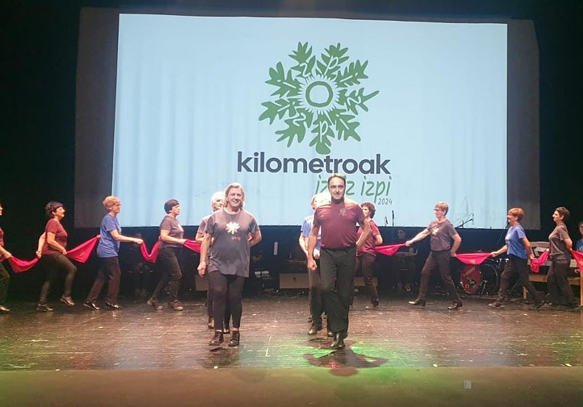 Ikasberri Azpeitiko Ikastolako kideek dantza eta musikaz hartu dute kilometroak 2024 antolatzeko erronka.