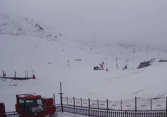 Zona de la Pista Grande de Candanchú, con nieve pero insuficiente para abrir la estación.