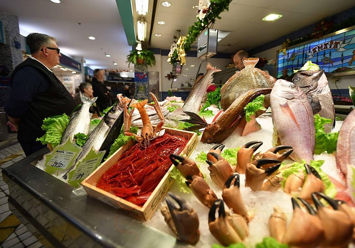 Pescados, langostinos y demás productos en una pescadería en Donostia.