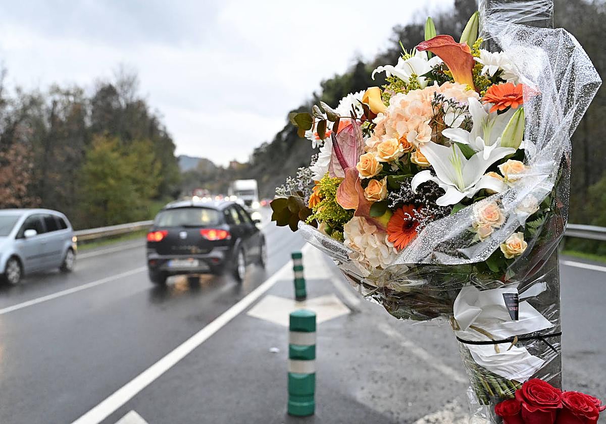 Flores en el lugar del fatal accidente de Lezo.