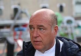 Iker Zabaleta sostiene una imagen de un acto en memoria de su hermano, Aitor Zabaleta.