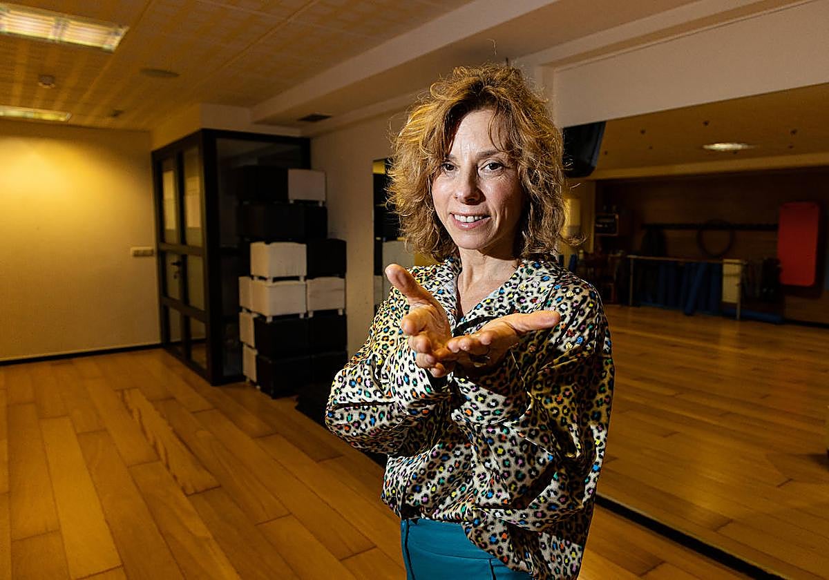 Isabel Verdini posa sonriente para este periódico, este martes, en una de las salas donde imparte clases de danza en Manteo, en el barrio de Gros.