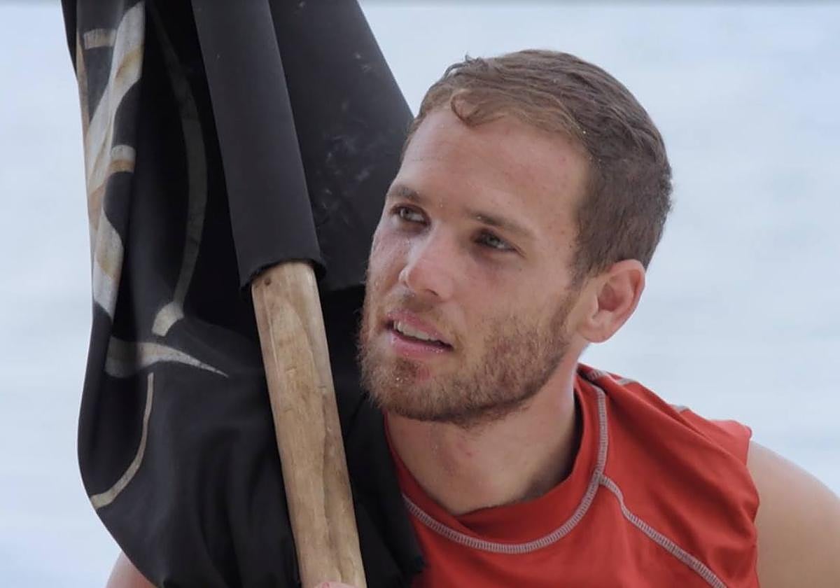 Miguel, con la bandera de El Conquistador.