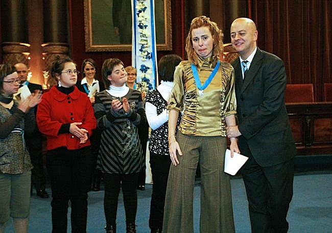 Isabel Verdini, rodeada de algunas de sus alumnas, al recibir en 2008 la Medalla al Mérito Ciudadano del entonces alcalde Odón Elorza
