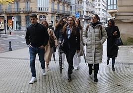 Fátima Hacine Bacha en el medio, arropada por su hijo Iker y otros familiares, el día que declaró en la Audiencia Provincial de Gipuzkoa.