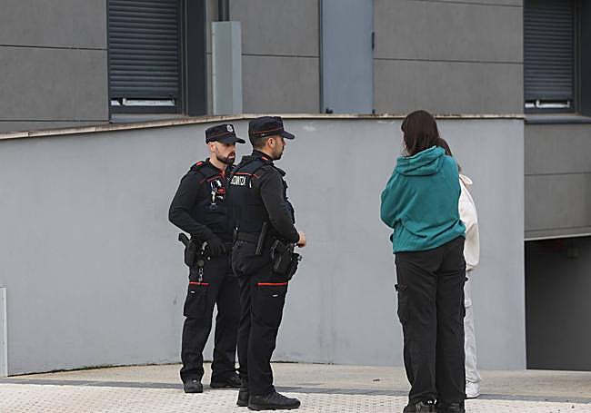 Agentes de la Ertzaintza hablan con dos vecinas del barrio.