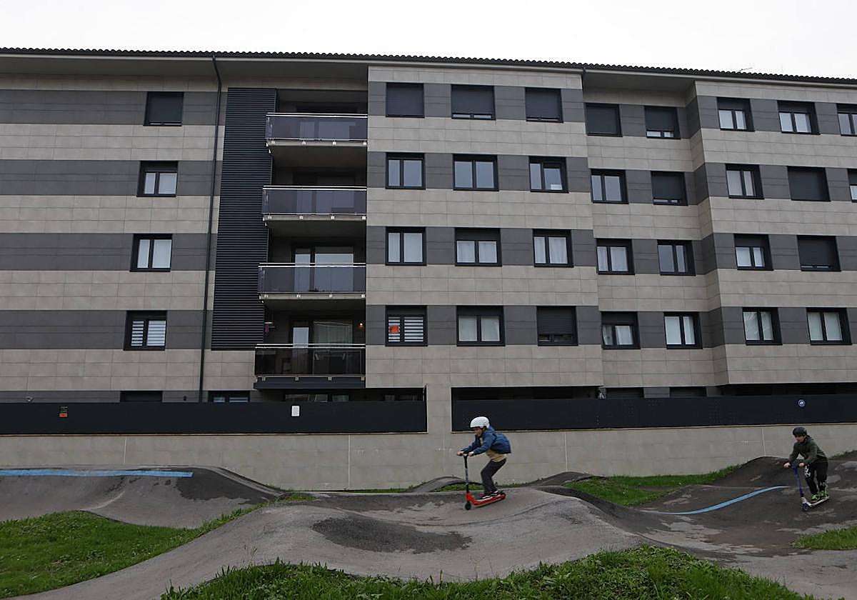 El pequeño se ha precipitado desde el tercer piso a la terraza del bajo. Enfrente hay una pista de skate.