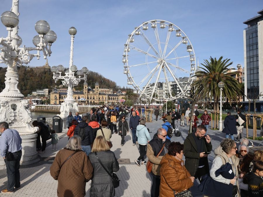 Una Donostia soleada recibe a los turistas
