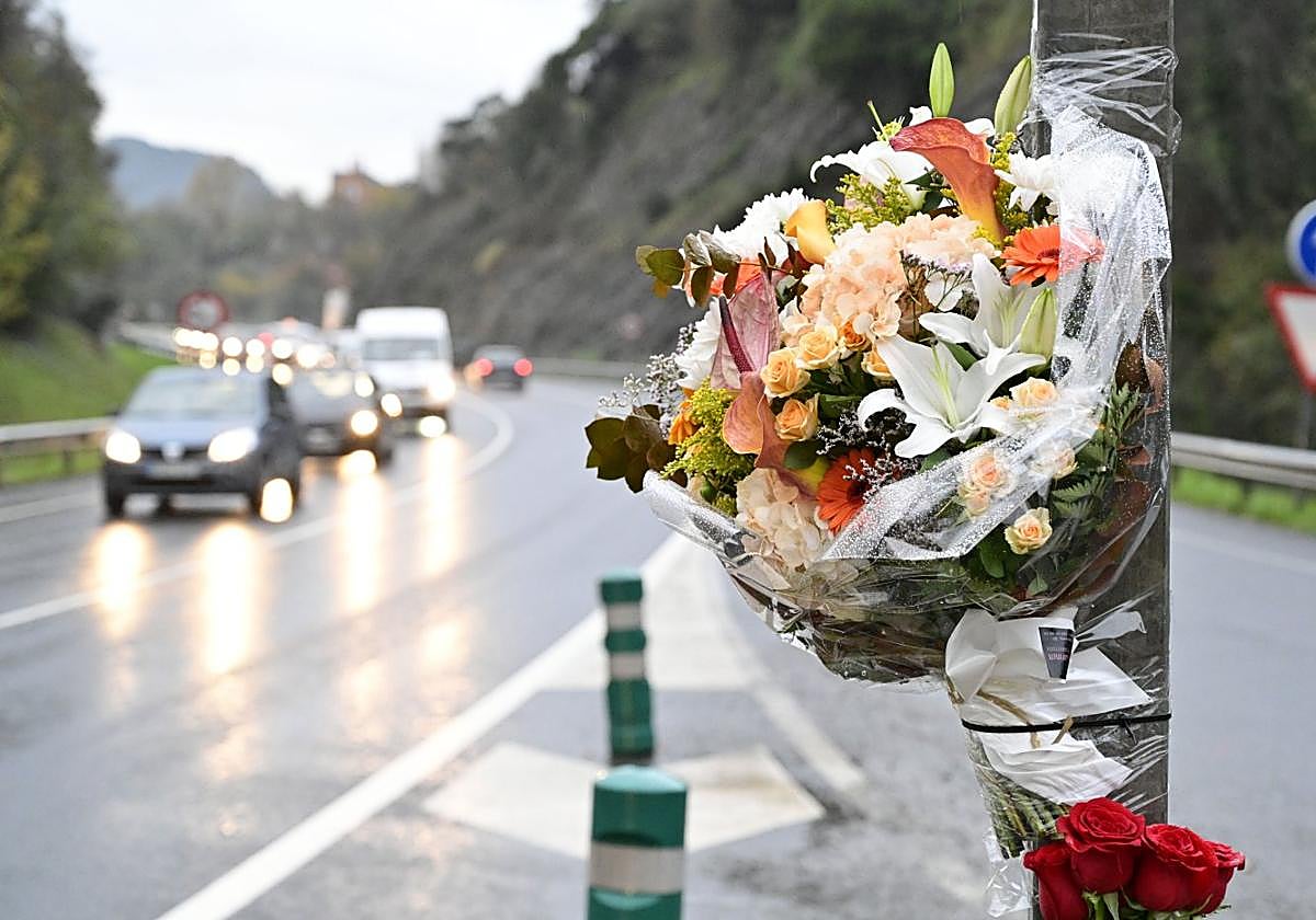 Flores en recuerdo de las víctimas en el lugar del accidente, en la curva que discurre junto a la papelera de Errenteria.