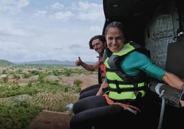 Agustín y Joana, poco antes de saltar desde el helicóptero en El Conquistador.