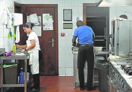 Una mujer y un hombre comparten trabajo en una cocina de un establecimiento guipuzcoano.
