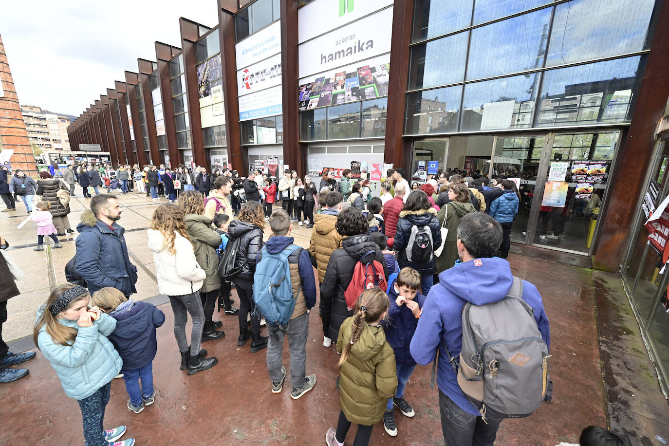 Jendetza azokako hirugarren egunean