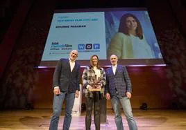 Edurne Pasaban recogió anoche el WOP Mendi Film de manos de Mikel Renteria y Jabi Baraiazarra en la inauguración del 16 BBK Mendi Film Bilbao-Bizkaia.