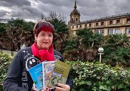 Mariasun Landa, berrargitaratutako bi liburuak eta 'Krokodiloa ohe azpian' eskuan dituela.