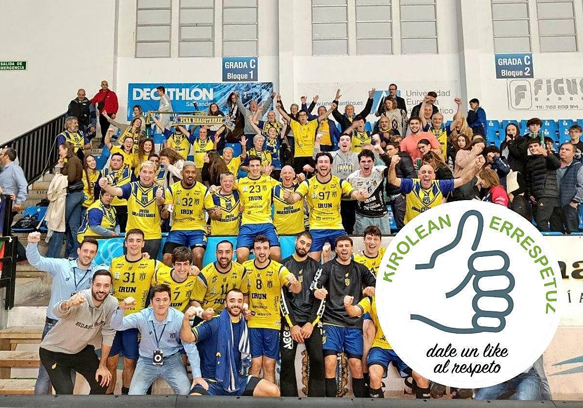 Los miembros de la Peña Bidasotarra, acompañados de los jugadores del Bidasoa tras un partido.