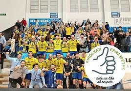 Los miembros de la Peña Bidasotarra, acompañados de los jugadores del Bidasoa tras un partido.