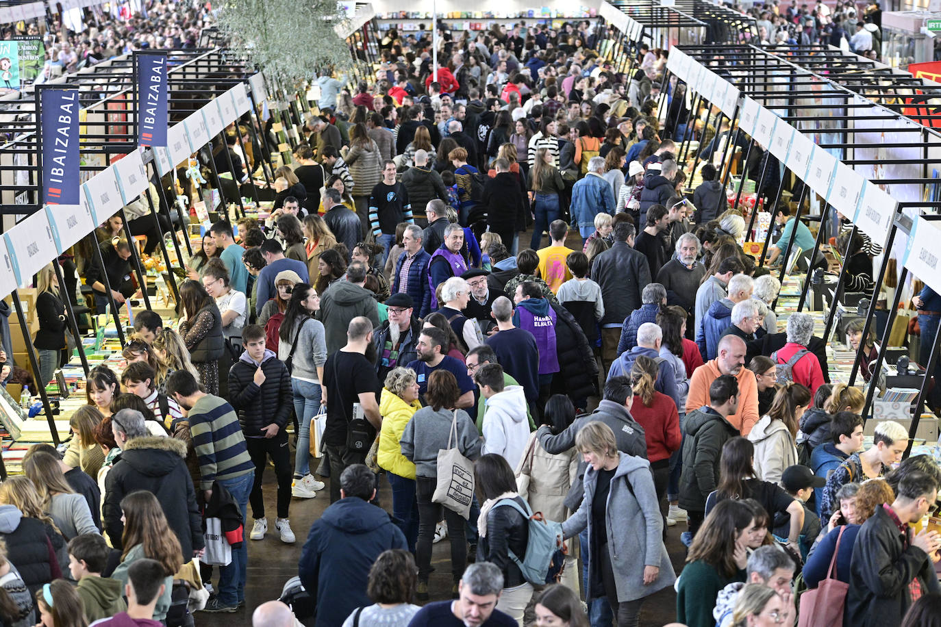 Azoka, jendez gainezka