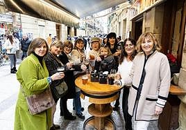 Este grupo de amigas francesas, de la zona de Lourdes, celebra en Donostia el 60 cumpleaños de una de ellas.
