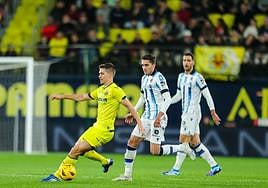 Zakharyan persigue a Foyth para tratar de robar, lo que no paró de intentar durante todo el partido.