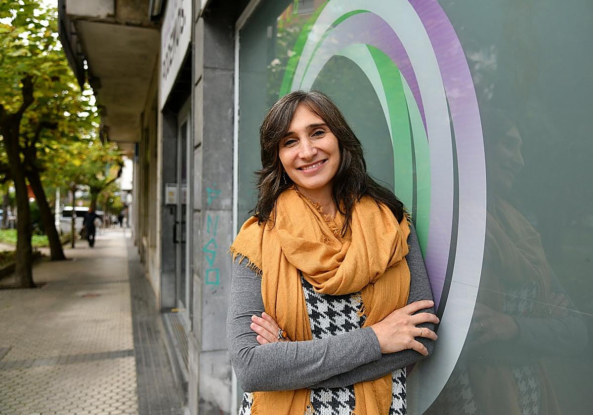 Miren Echeveste, en el exterior de la sede donostiarra de Podemos.