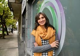 Miren Echeveste, en el exterior de la sede donostiarra de Podemos.