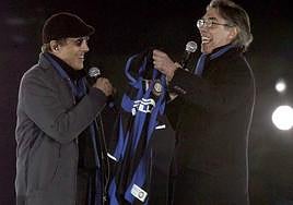 Adriano Celentano y Massimo Moratti cantan juntos en la fiesta del centenario de Inter, en San Siro.