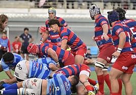 Los jugadores ordiziarras esperan la salida del balón tras un reagrupamiento.