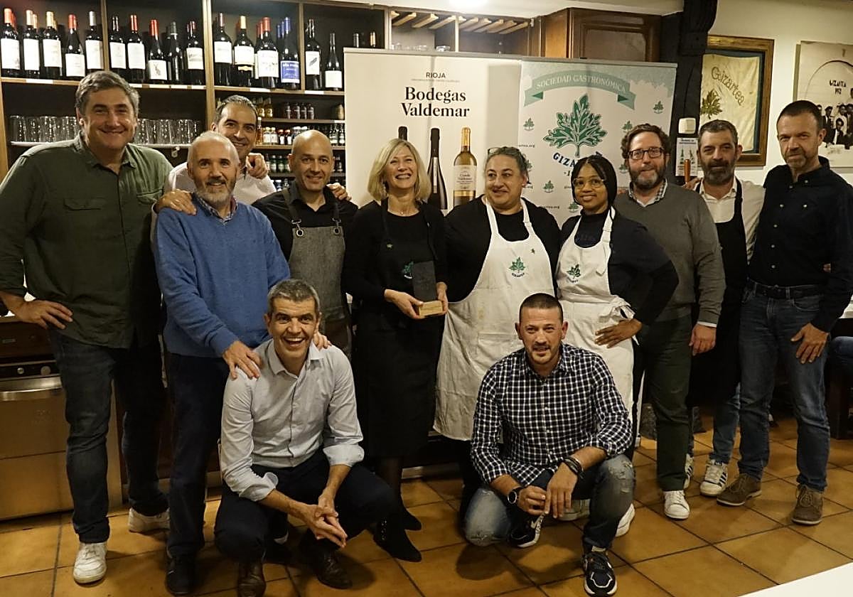 En el centro, Igor Ramos y Cristina Gallego, de Valdemar, y Marta Gaztelu-Urrutia y Mely Turbi, cocineras de Gizartea, con varios socios de la entidad.