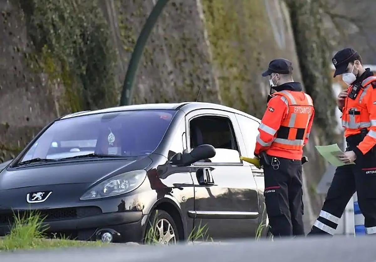 Agentes de la Ertzaintza realizan un control rutinario.