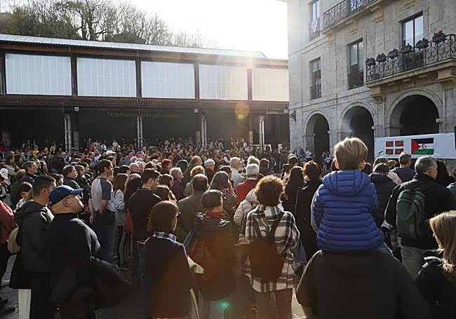 Numerosos vecinos se han acercado a Foru Plaza en Astigarraga para arropar a la familia de Brahim