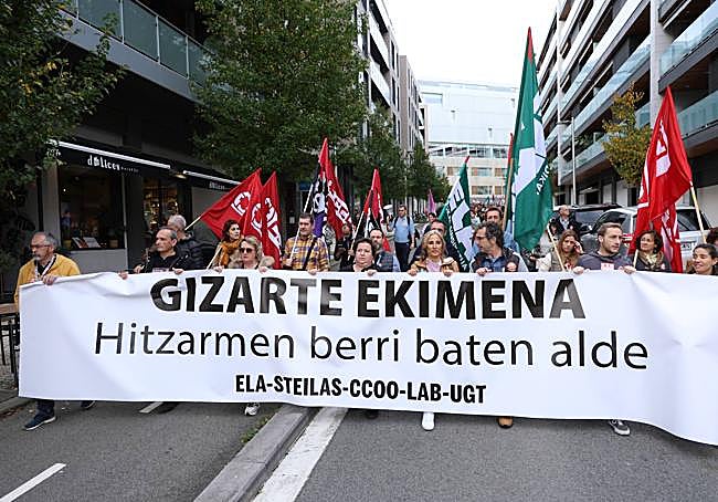 Manifestación de trabajadores de Kristau Eskola en Donostia