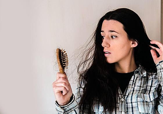 ¿Es normal que se les caiga el pelo a las mujeres en otoño?