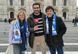 Aficionados de la Real Sociedad con el enviado especial de DV en la plaza del Duomo de Milán.
