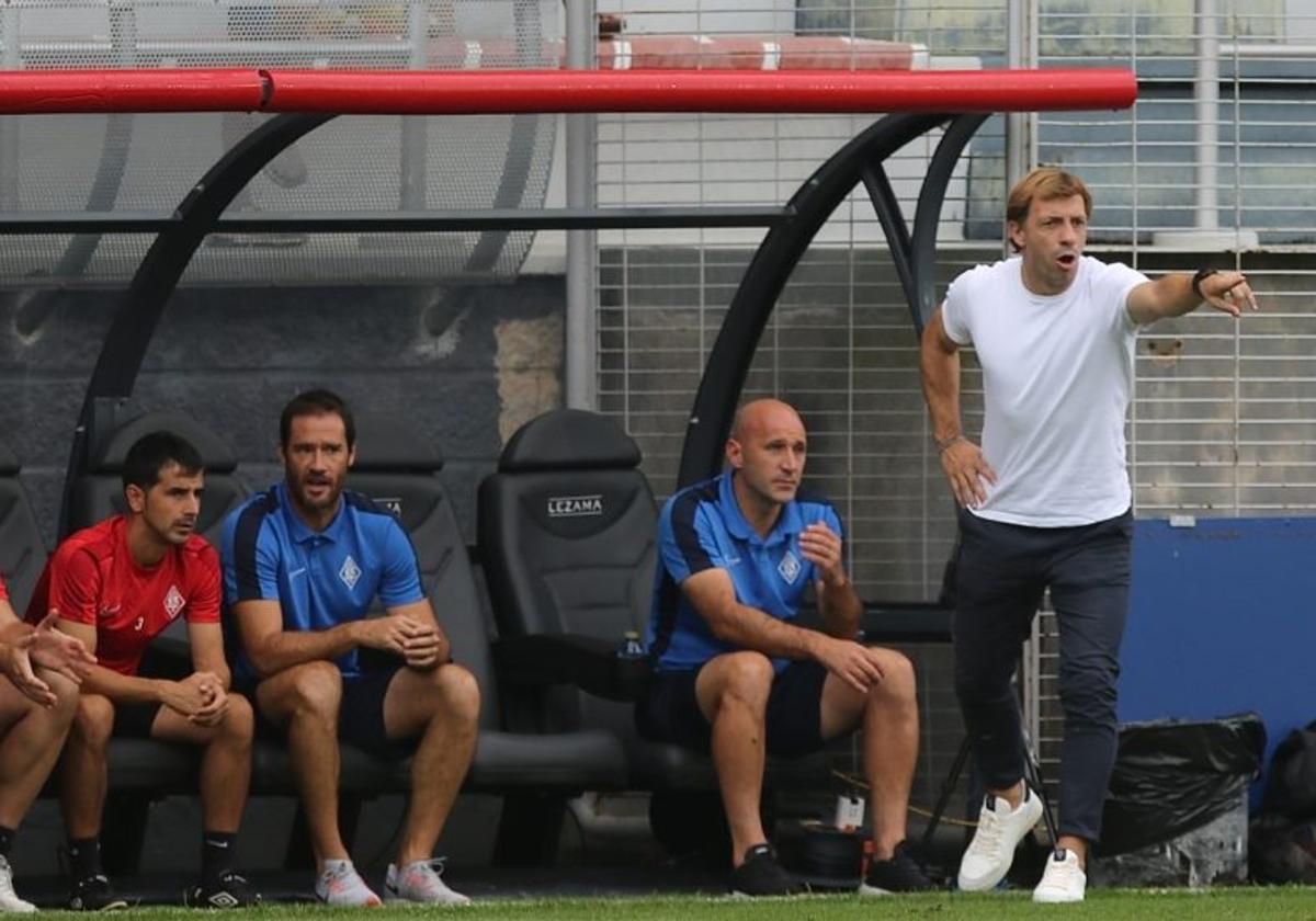 Haritz Mujika, de pie, en un encuentro del Amorebieta.