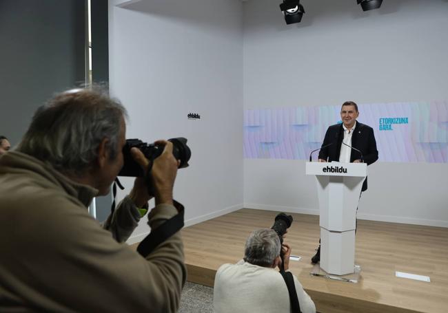 Arnaldo Otegi, durante la comparecencia de este lunes.