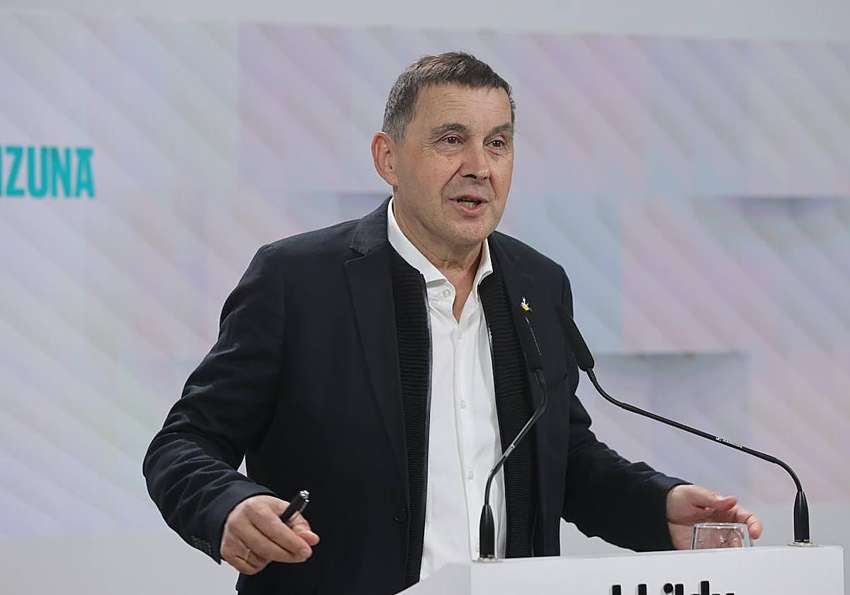 Arnaldo Otegi, coordinador general de EH Bildu, durante la comparecencia de este lunes en la que ha desvelado el candidato a lehendakari propuesto por la formación