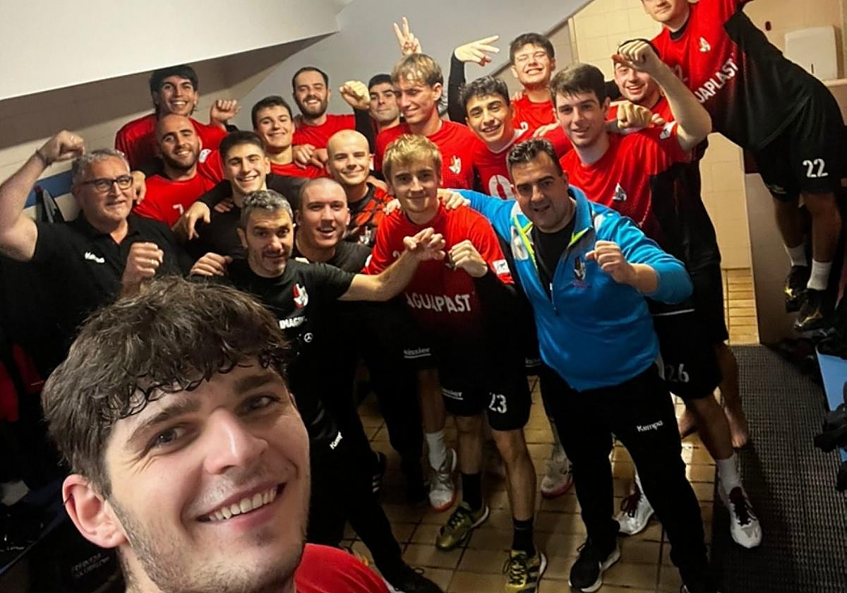 La plantilla masculina celebra el triunfo cosechado en Basauri.